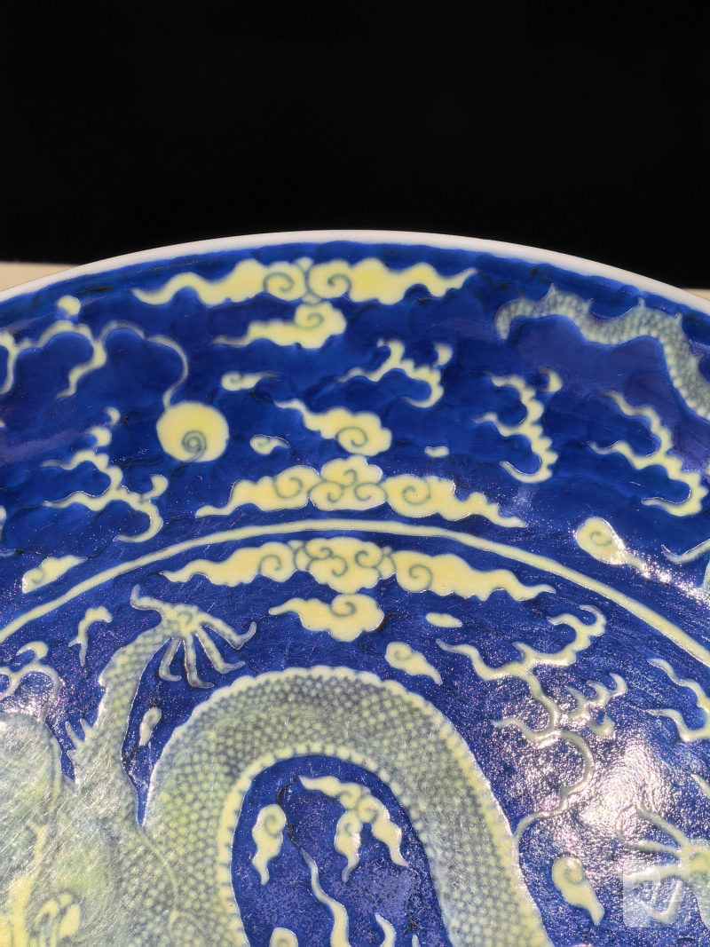 清乾隆 青花地黄彩云龙纹盘一对 - 图19